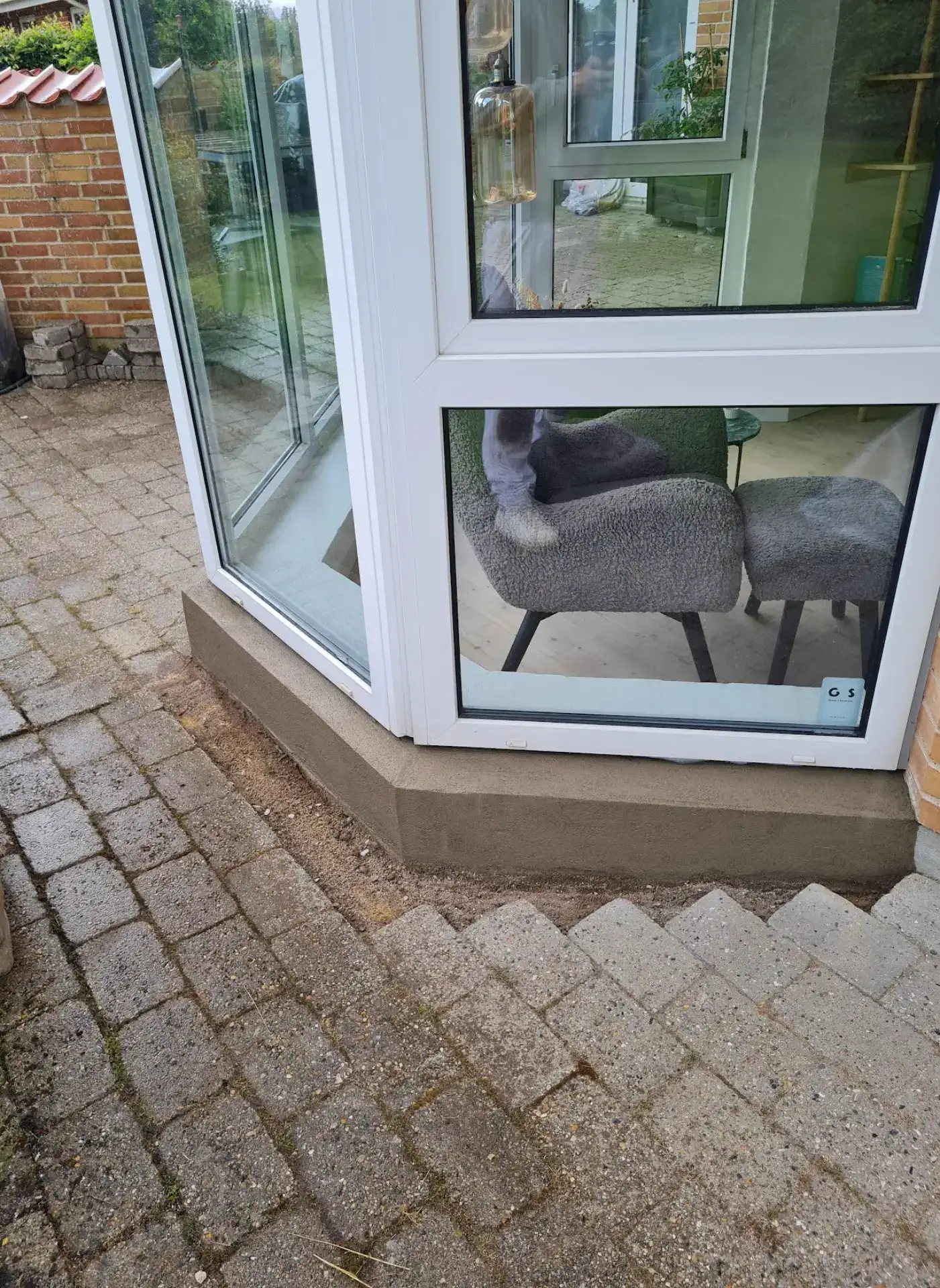 Nyudskiftet vindue med murerarbejde i moderne bolig.