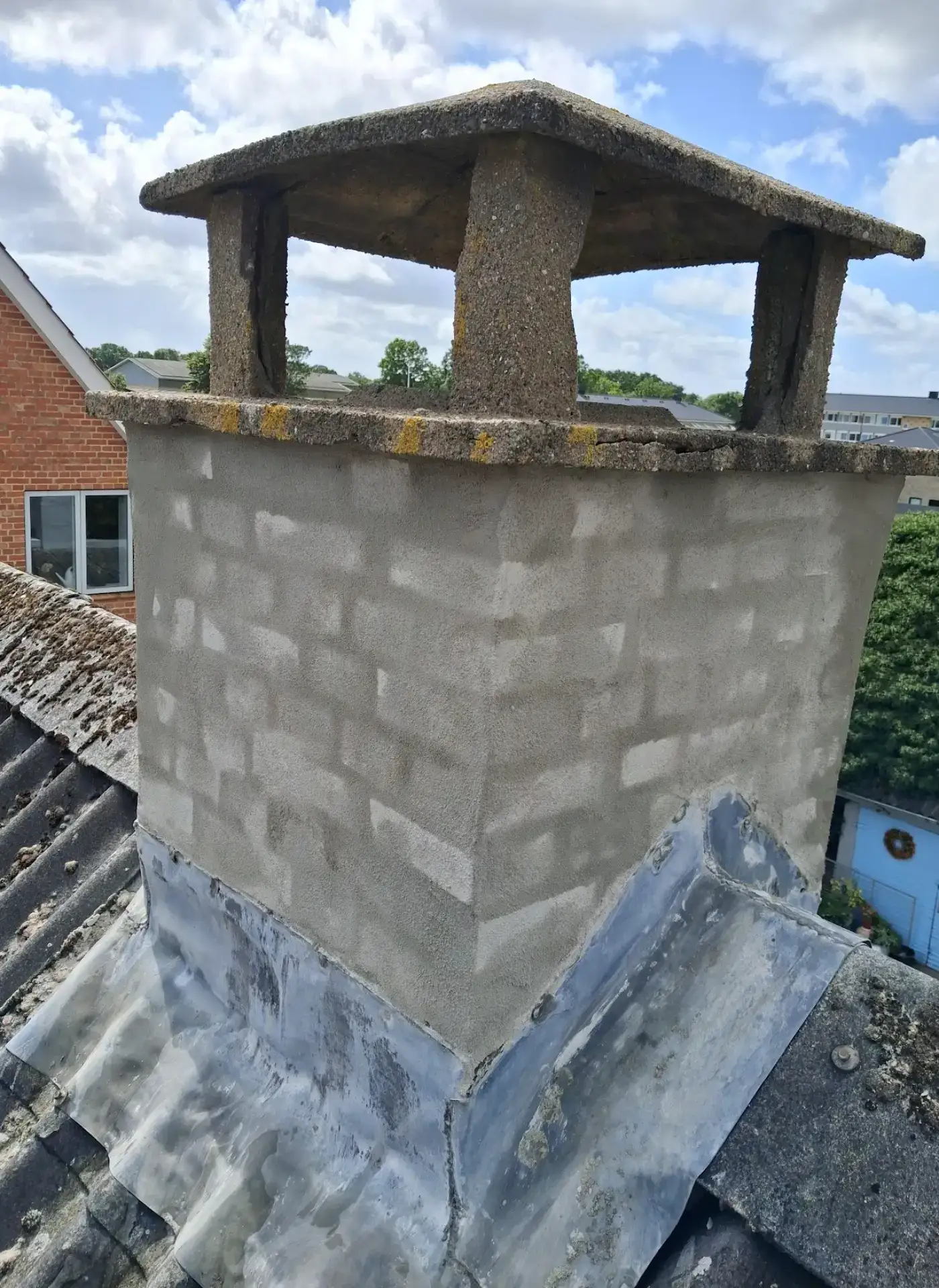 Murermester Mikkel Green reparerer skorsten med tagrender.