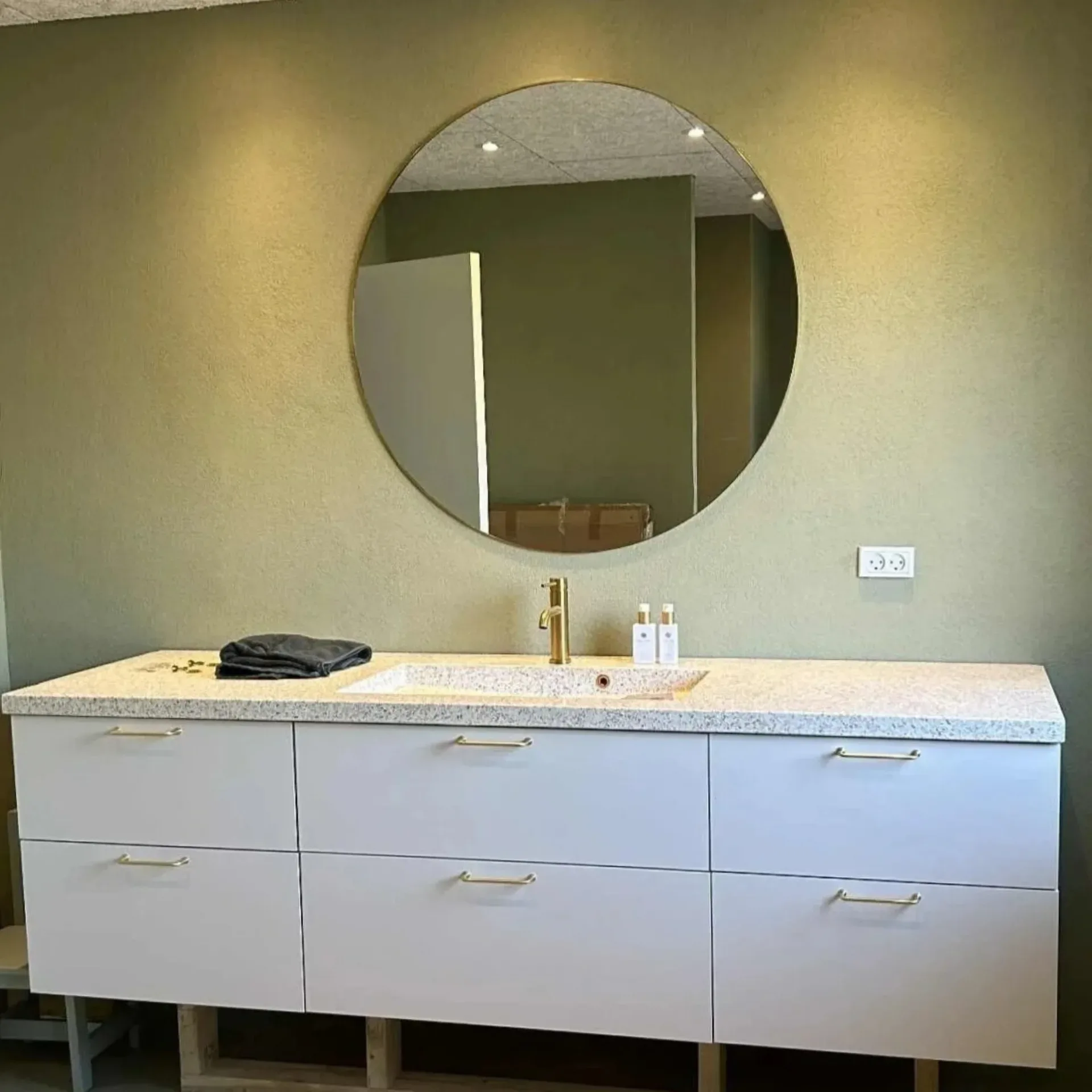 Badeværelsesvask med spejl, perfekt til renovering af badeværelse. Professionelt murerarbejde af Mur.