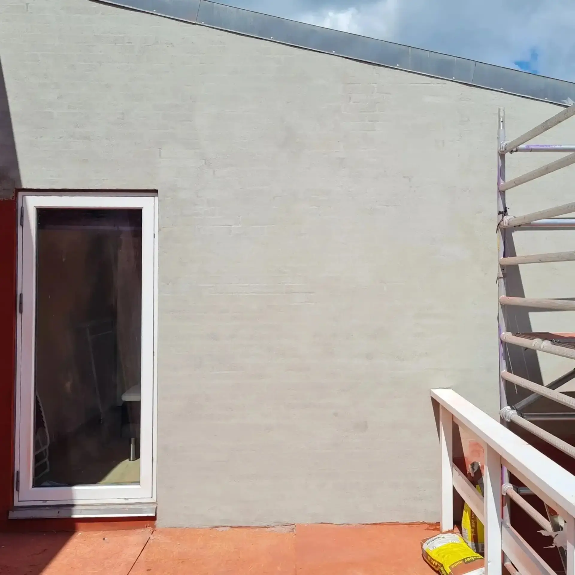 Professionelt murerarbejde med fokus på vægkonstruktion og facadefinish.