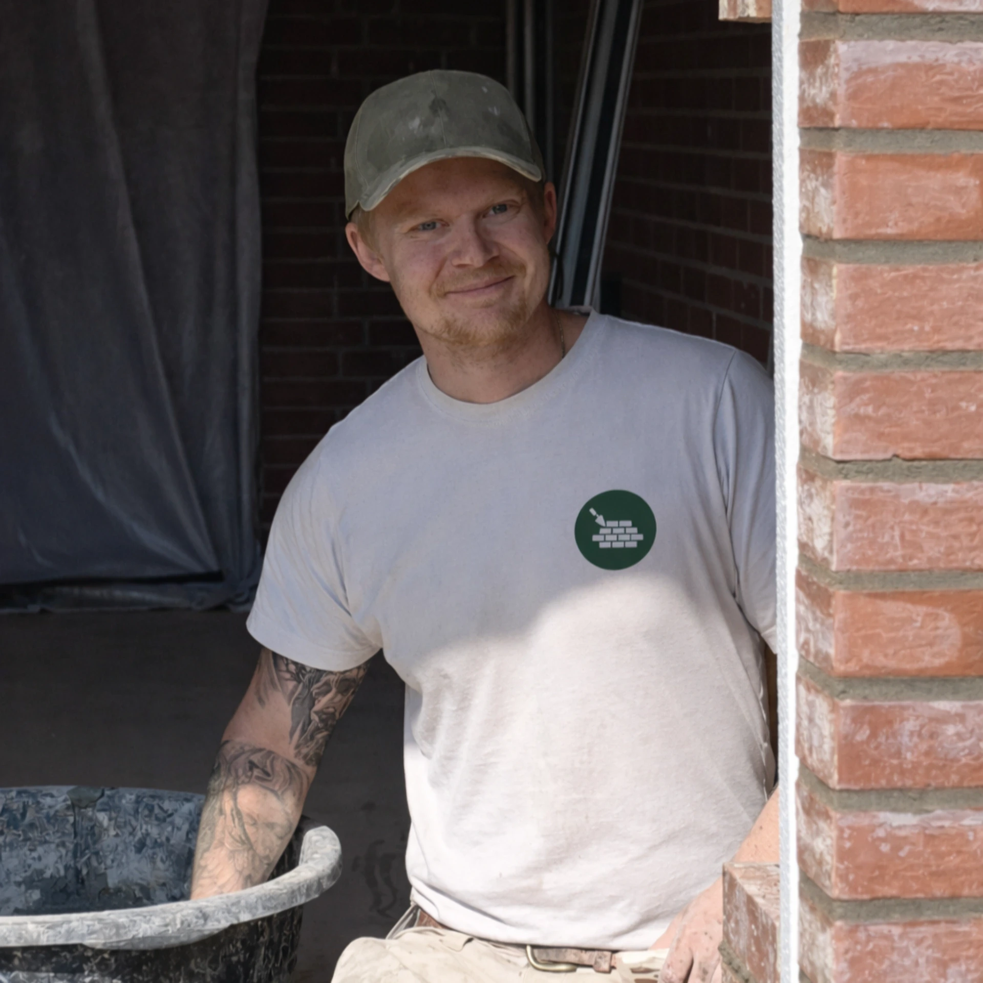 Murermester Mikkel Green klar til at udføre murerarbejde.