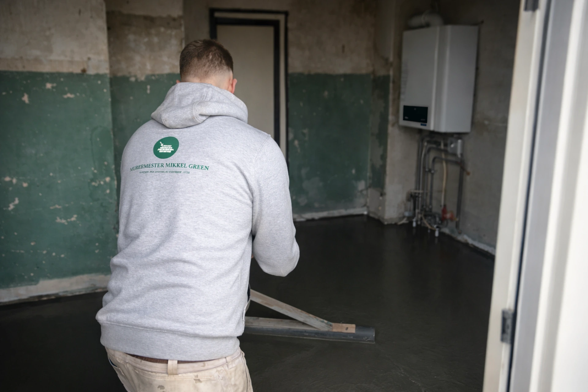 Murermester Mikkel Green arbejder på et byggeprojekt i et nyt hus.