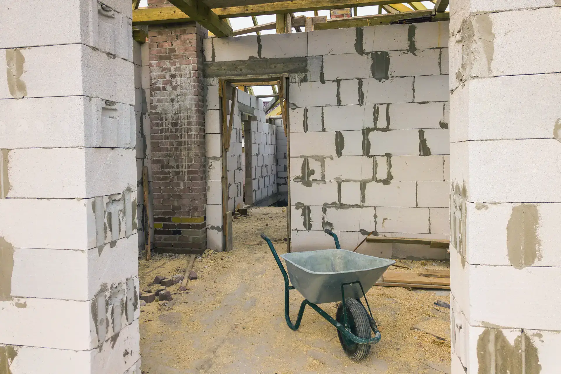 Murermester Mikkel Green arbejder på en tilbygning under opførelse.